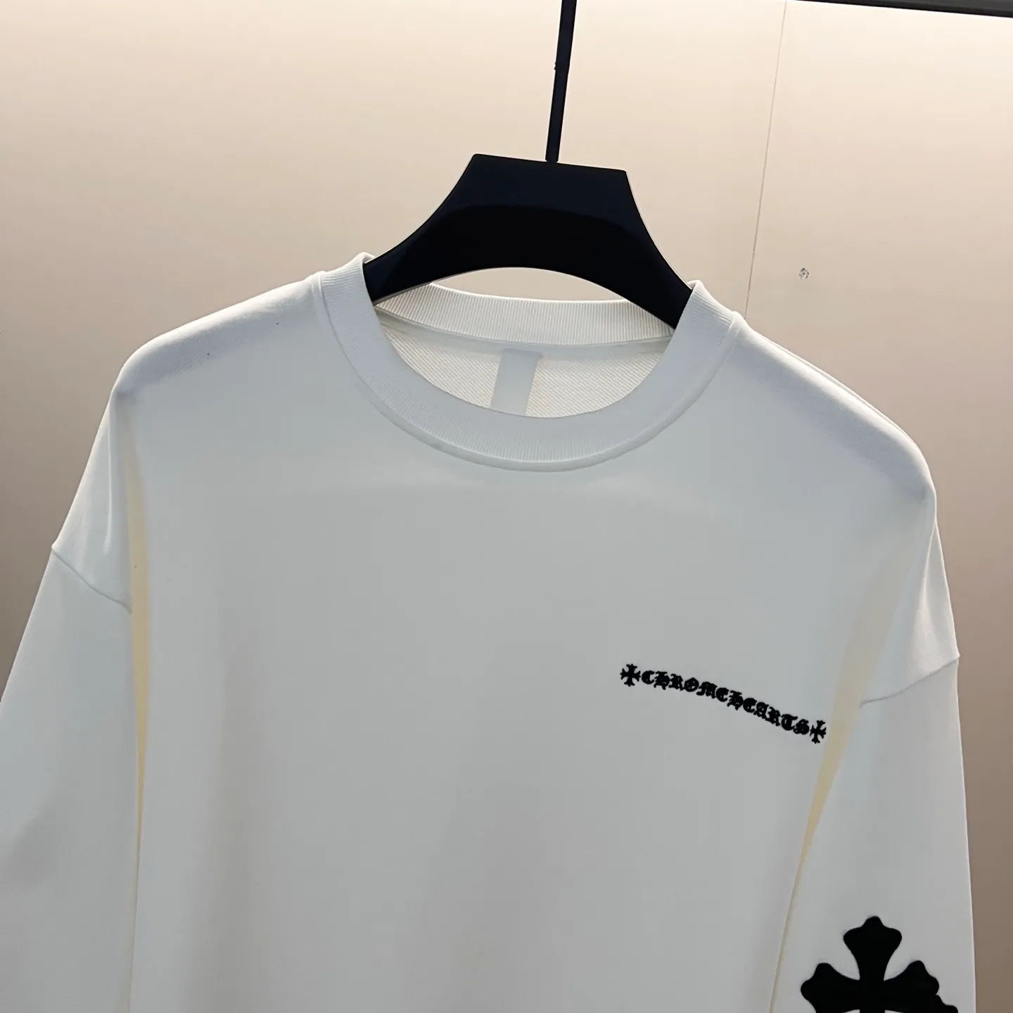 🅿️250 chrome hearts/Chrome Hearts 420g pure cotton round neck sweatshirt Sanskrit embroidery🪡 Letter LOGO logo leather label✝️Cross craft Official synchronization 1:1 original mold opening Fashion personality Versatile trend Pure original quality Original washed fabric Tag Collar label Washed wheat Three complete labels Color: Black. White. Size: XS-L